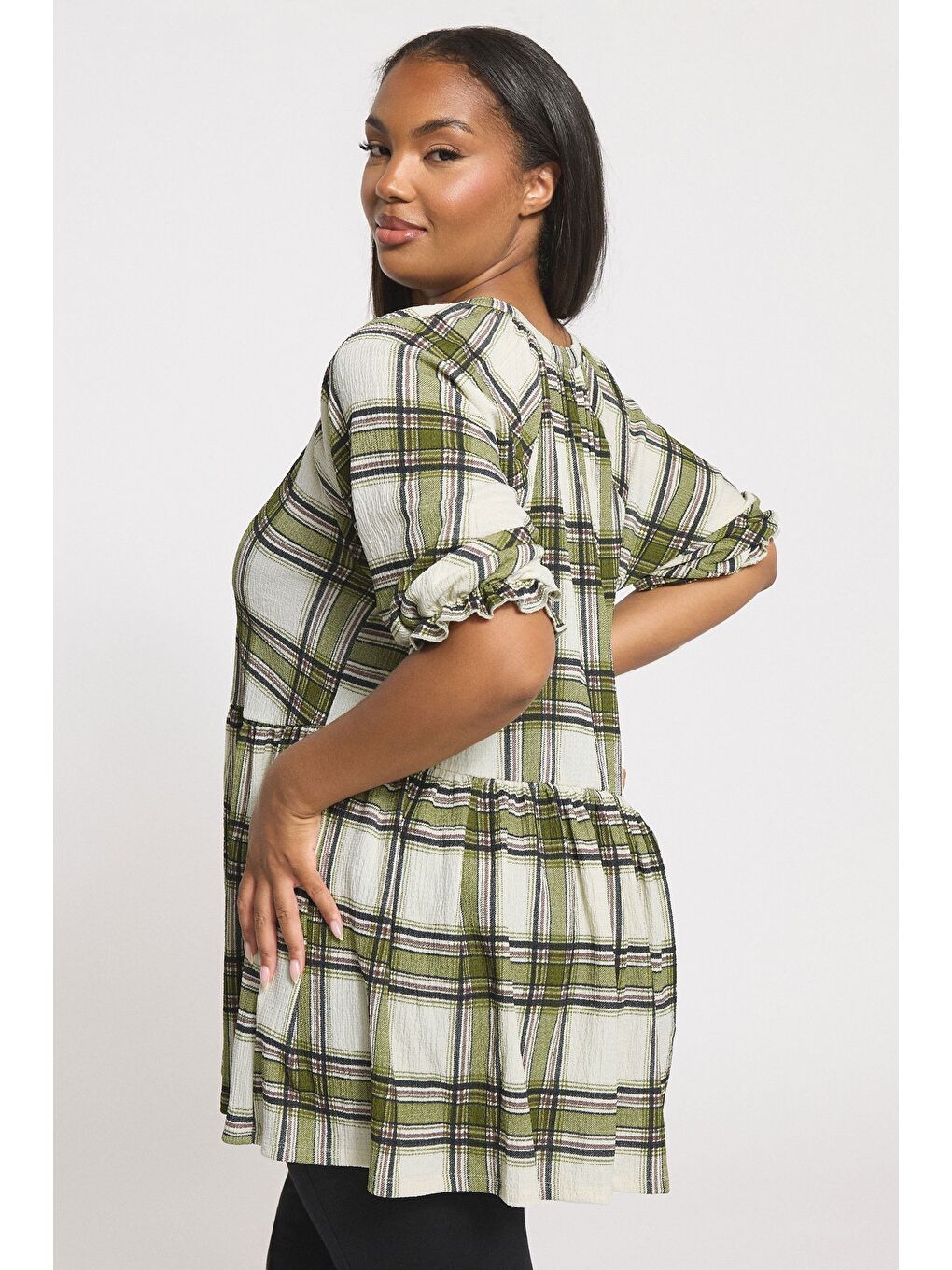 Bej Büyük Beden Kısa Kollu V Yaka Fırfırlı Beli Lastikli Kareli T-shirt 322964-4