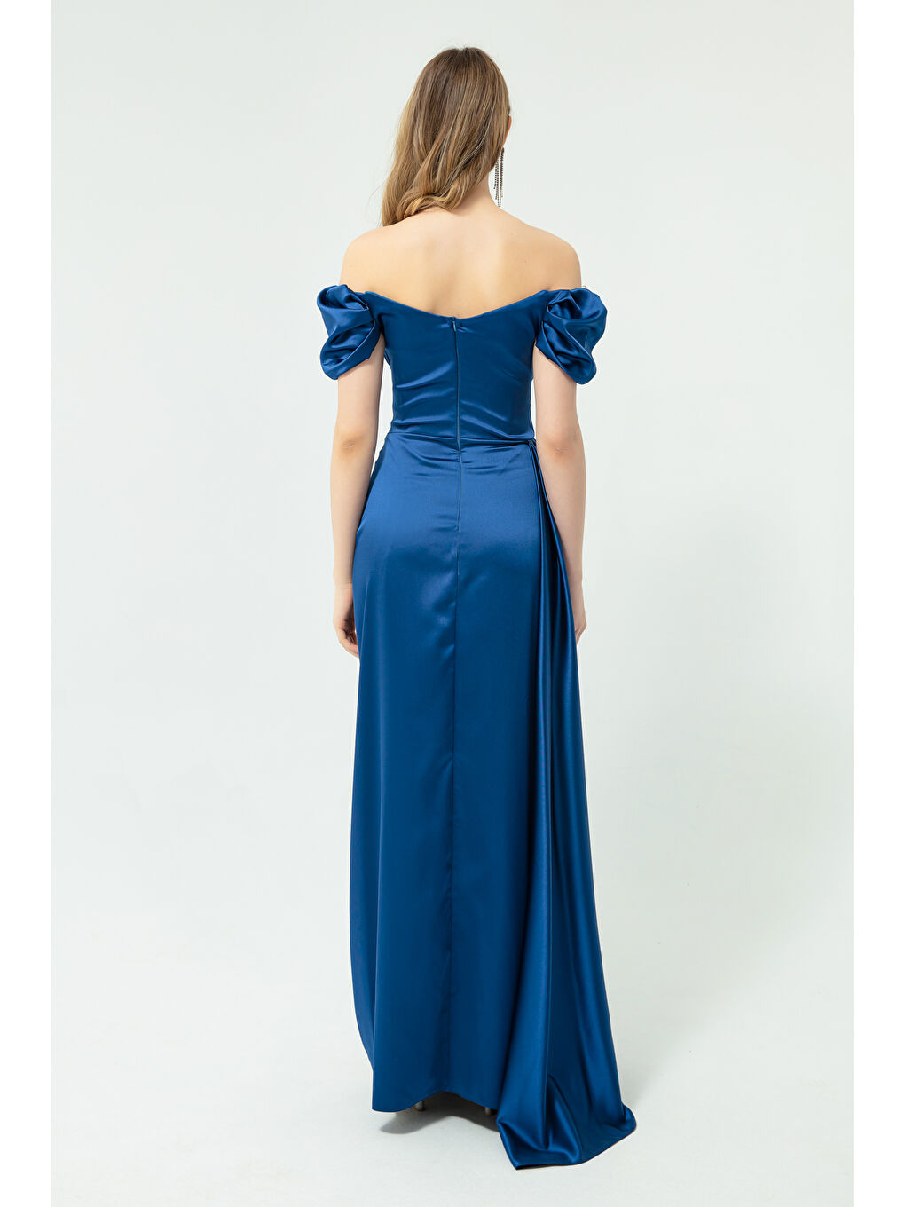 Kadın İndigo Kayık Yaka Kuyruklu Uzun Saten Abiye & Mezuniyet Elbisesi-4