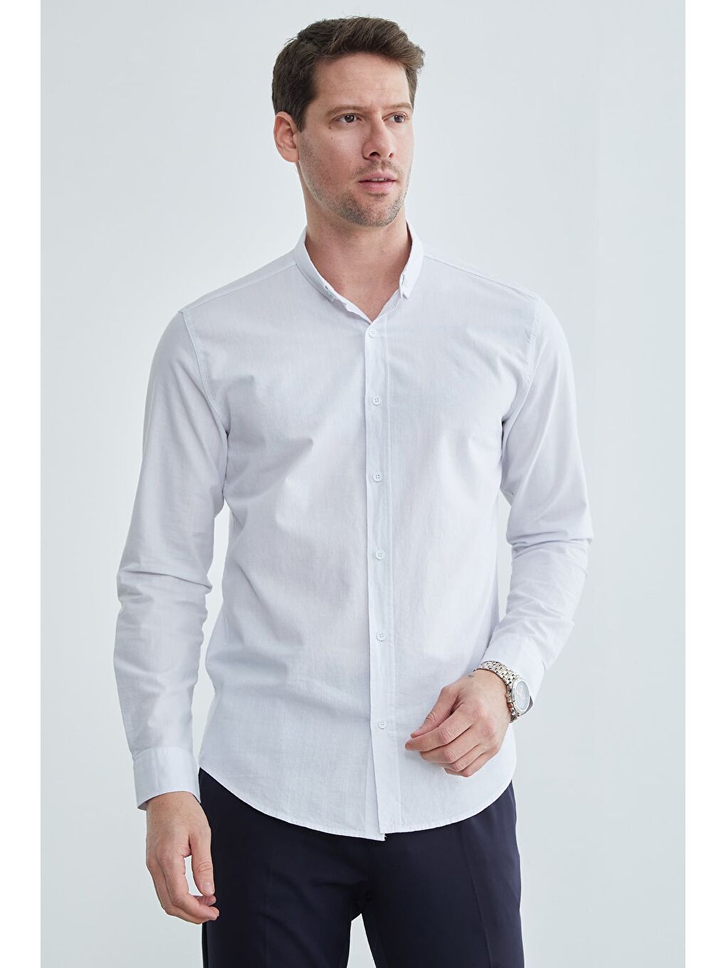 Beyaz Düz Düğmeli Yaka Erkek Gömlek-1