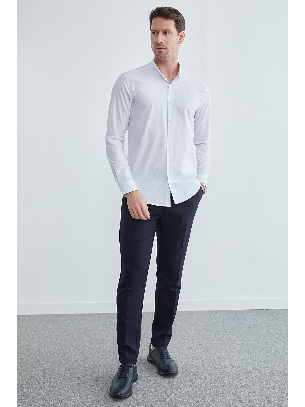 Beyaz Düz Düğmeli Yaka Erkek Gömlek-2