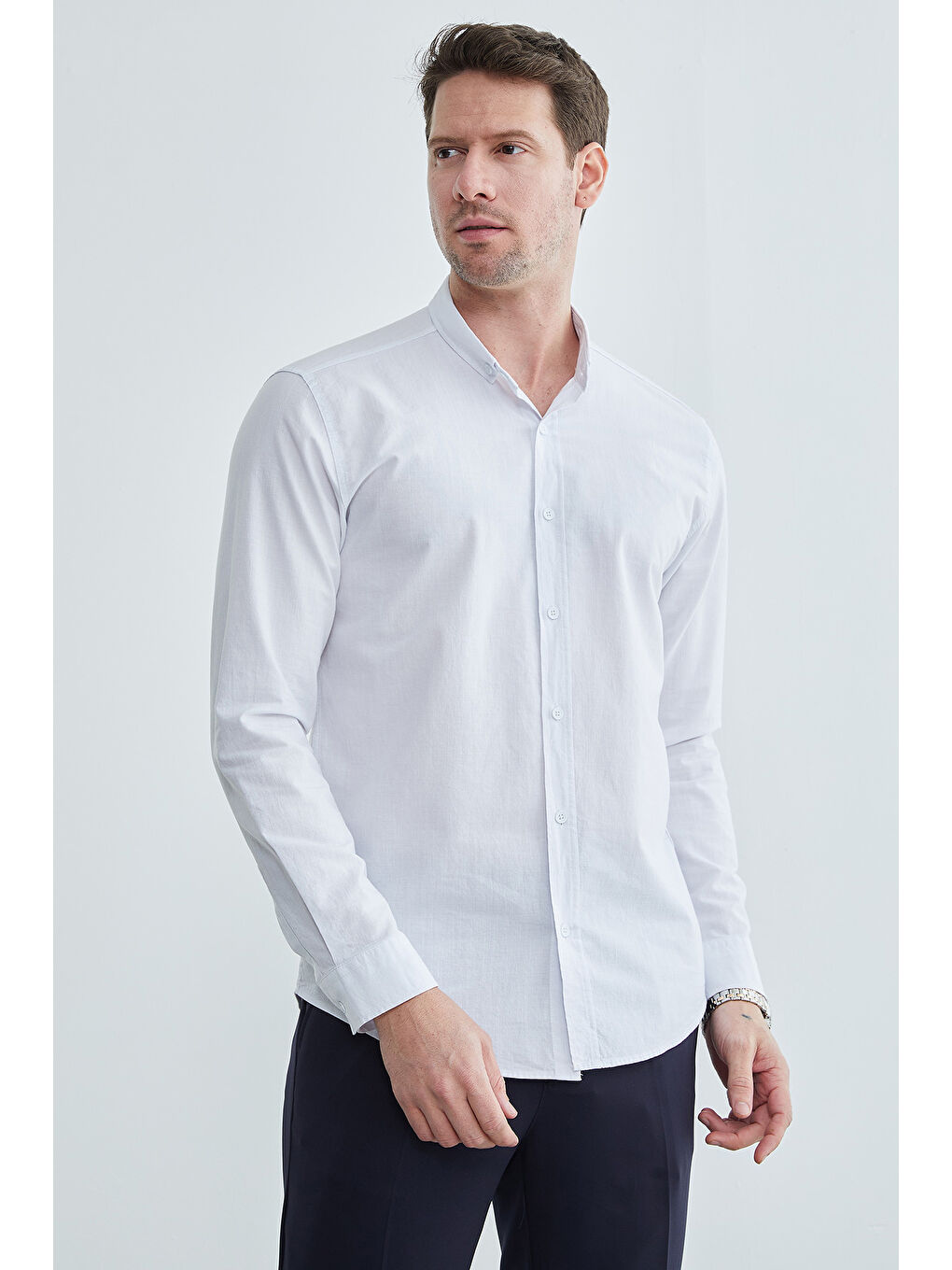 Beyaz Düz Düğmeli Yaka Erkek Gömlek-3