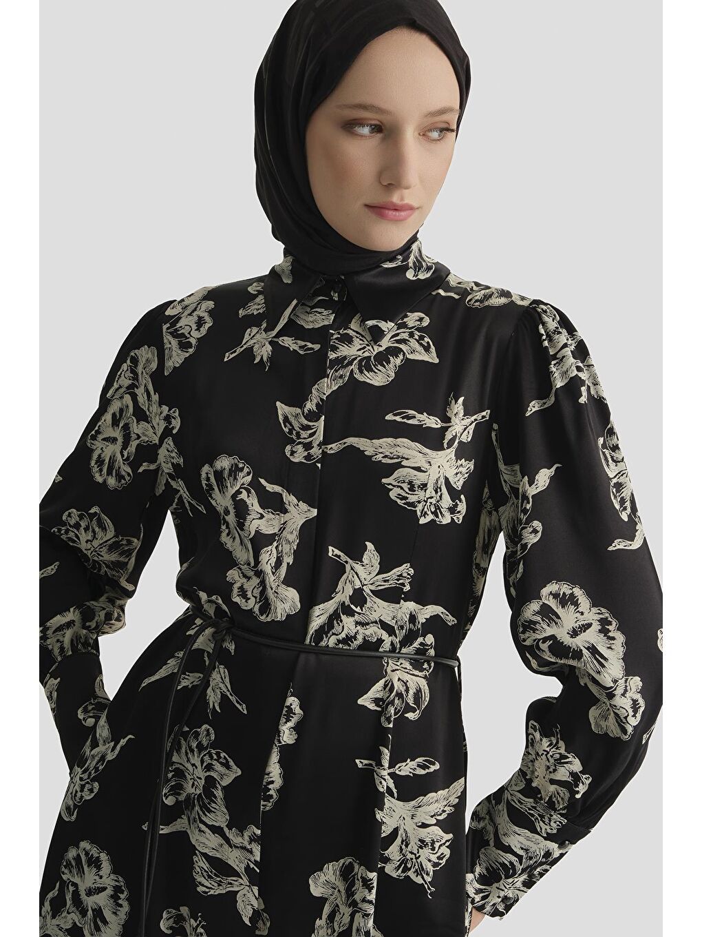 Çiçek Desenli Kemerli Elbise Siyah-1