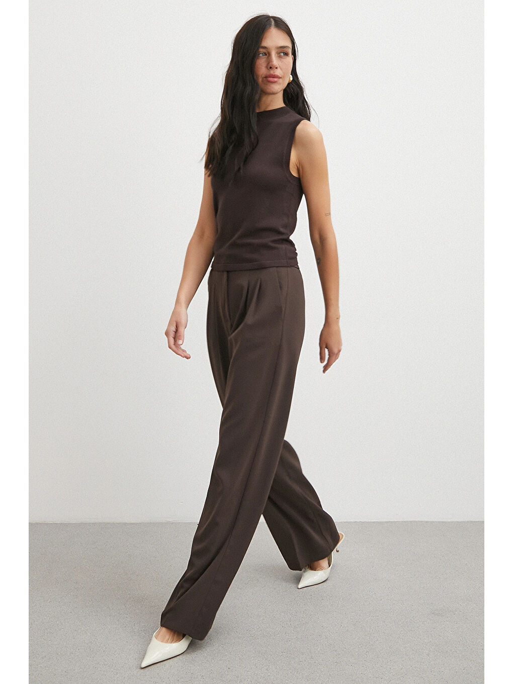 Karışık Beli Lastikli Pileli Geniş Paça Pantolon Kahve