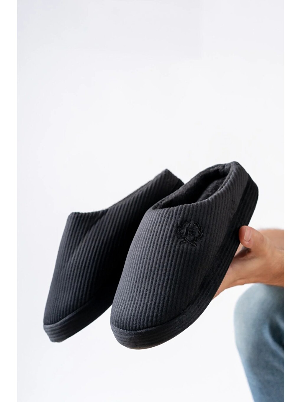 Siyah Unisex Nakışlı Kadife Ev Terliği