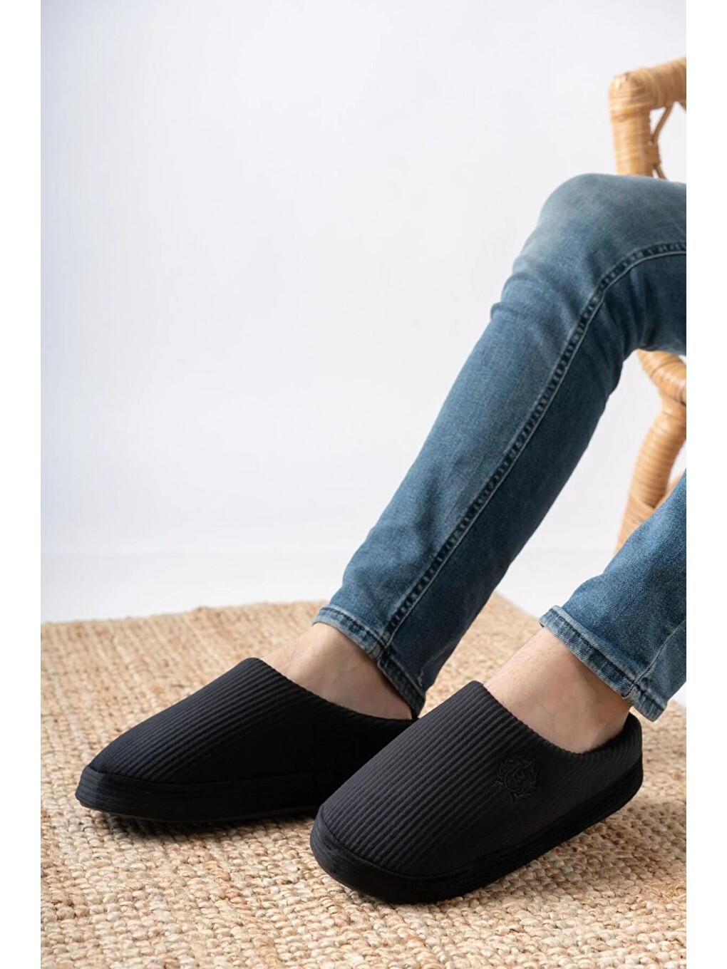 Siyah Unisex Nakışlı Kadife Ev Terliği-1