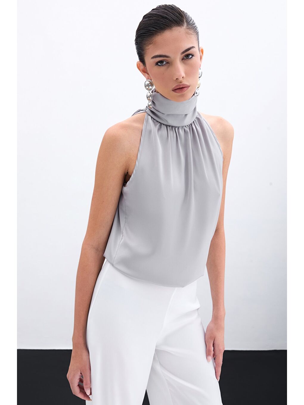 Boğazlı Kolsuz Bluz - Gri