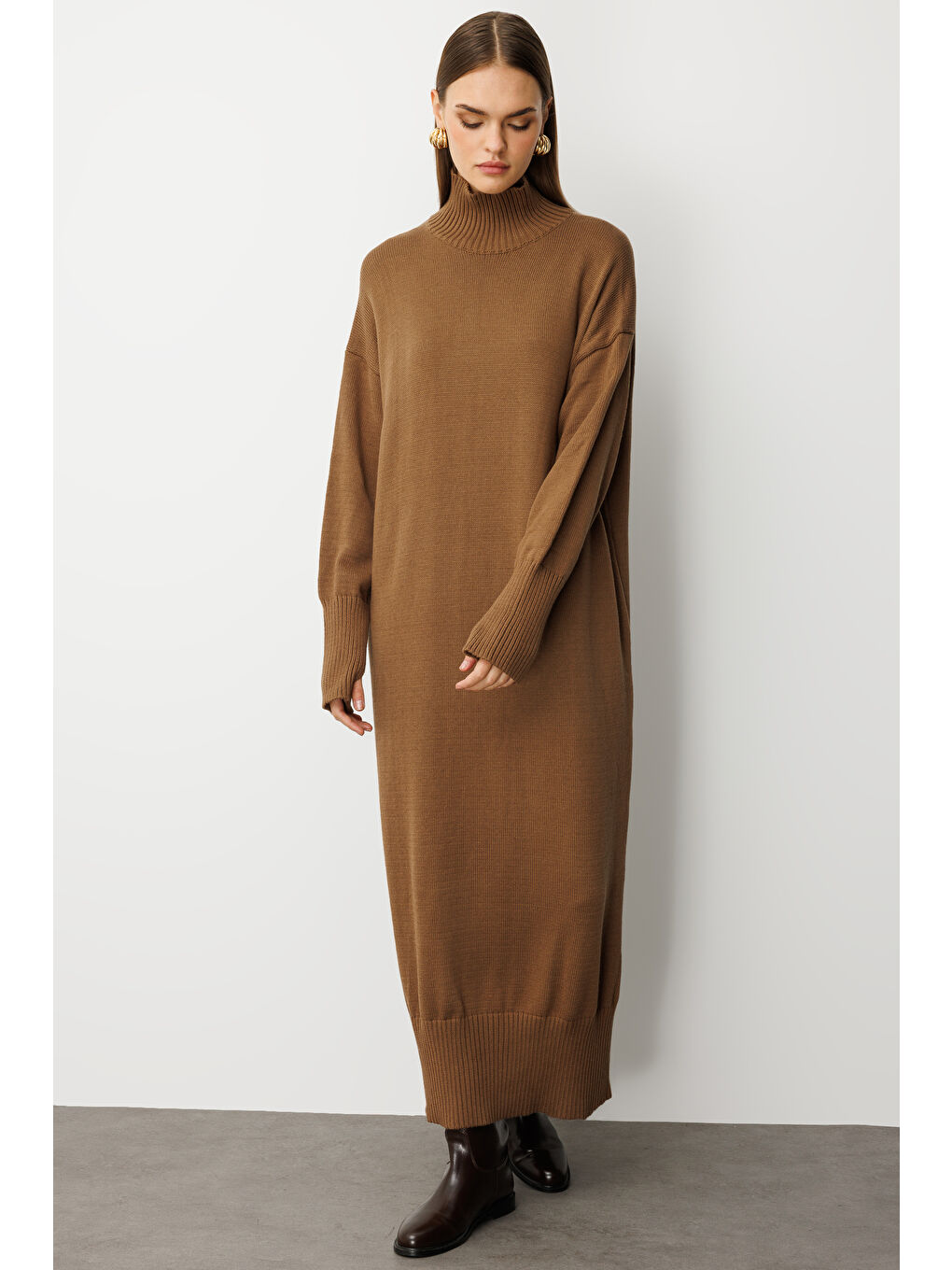 Kahverengi Kahve Oversize Dik Yaka Karamel Rengi Uzun Kalın Triko Elbise-1