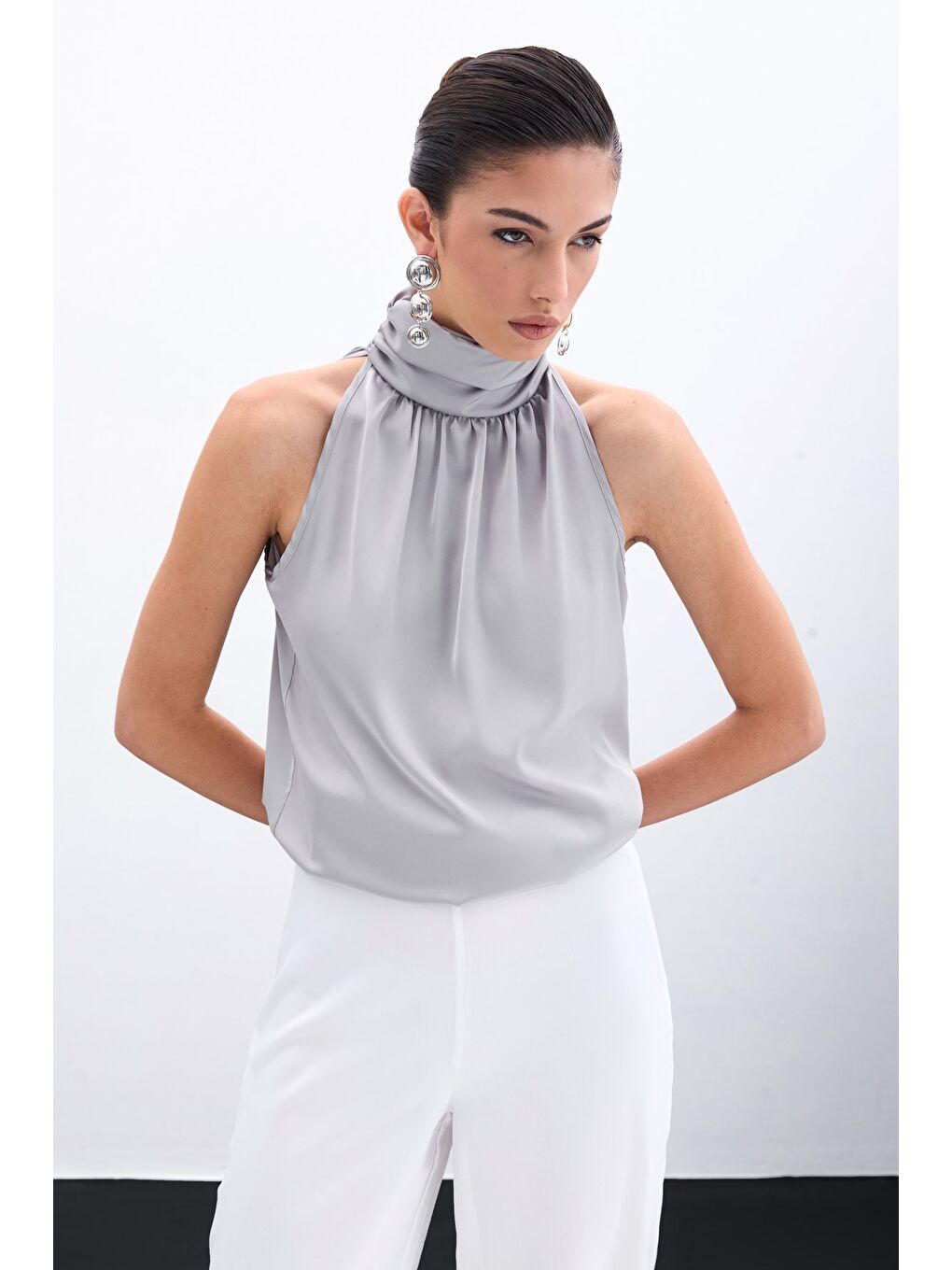 Boğazlı Kolsuz Bluz - Gri-5