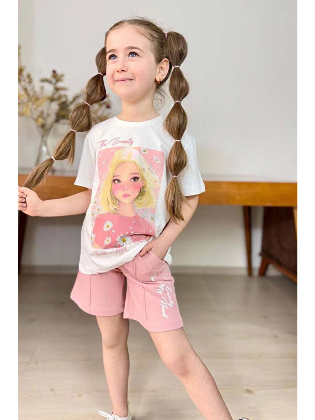 Pembe Kız Çocuk Papatya Ve The Beauty Yazı Baskılı Penye T-Shirt Pudra Şortlu Takım