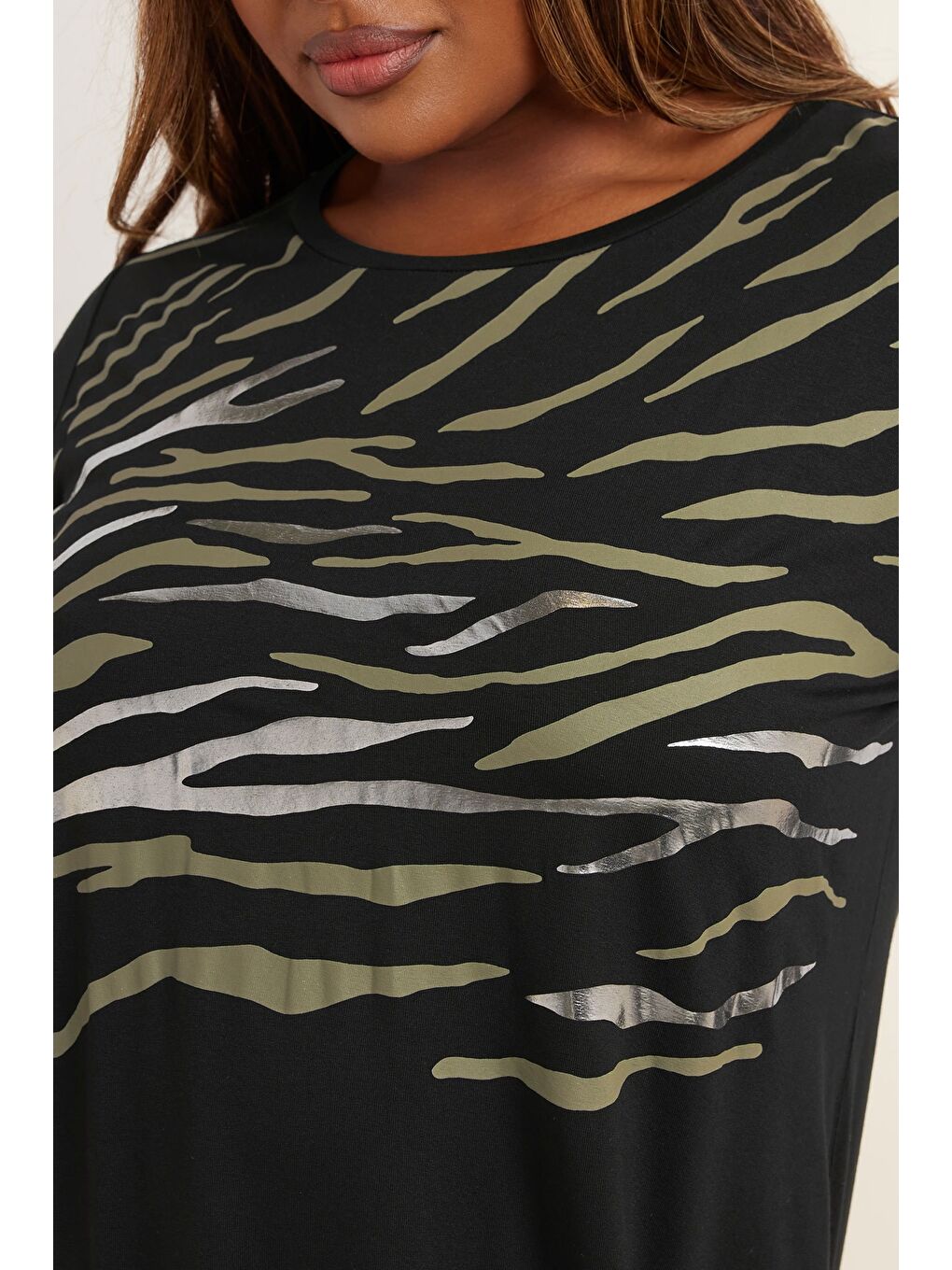 Siyah Büyük Beden Kısa Kollu Bisiklet Yaka Metalik Baskılı T-shirt 304149-4