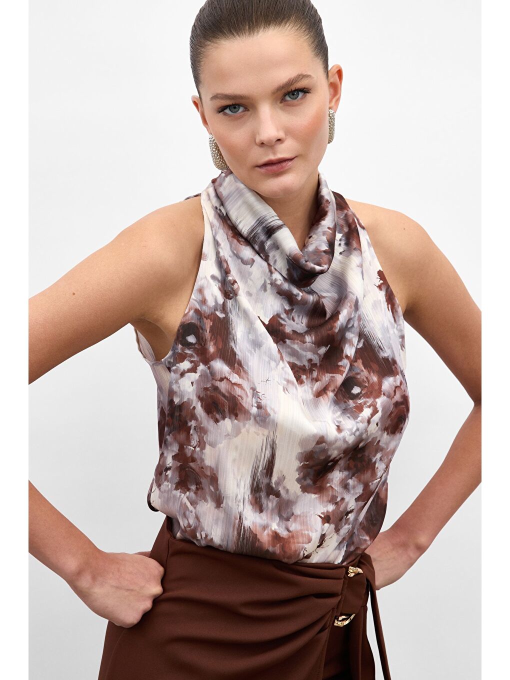 Kahverengi Drapeli Halter Yaka Desenli Bluz - Kahve