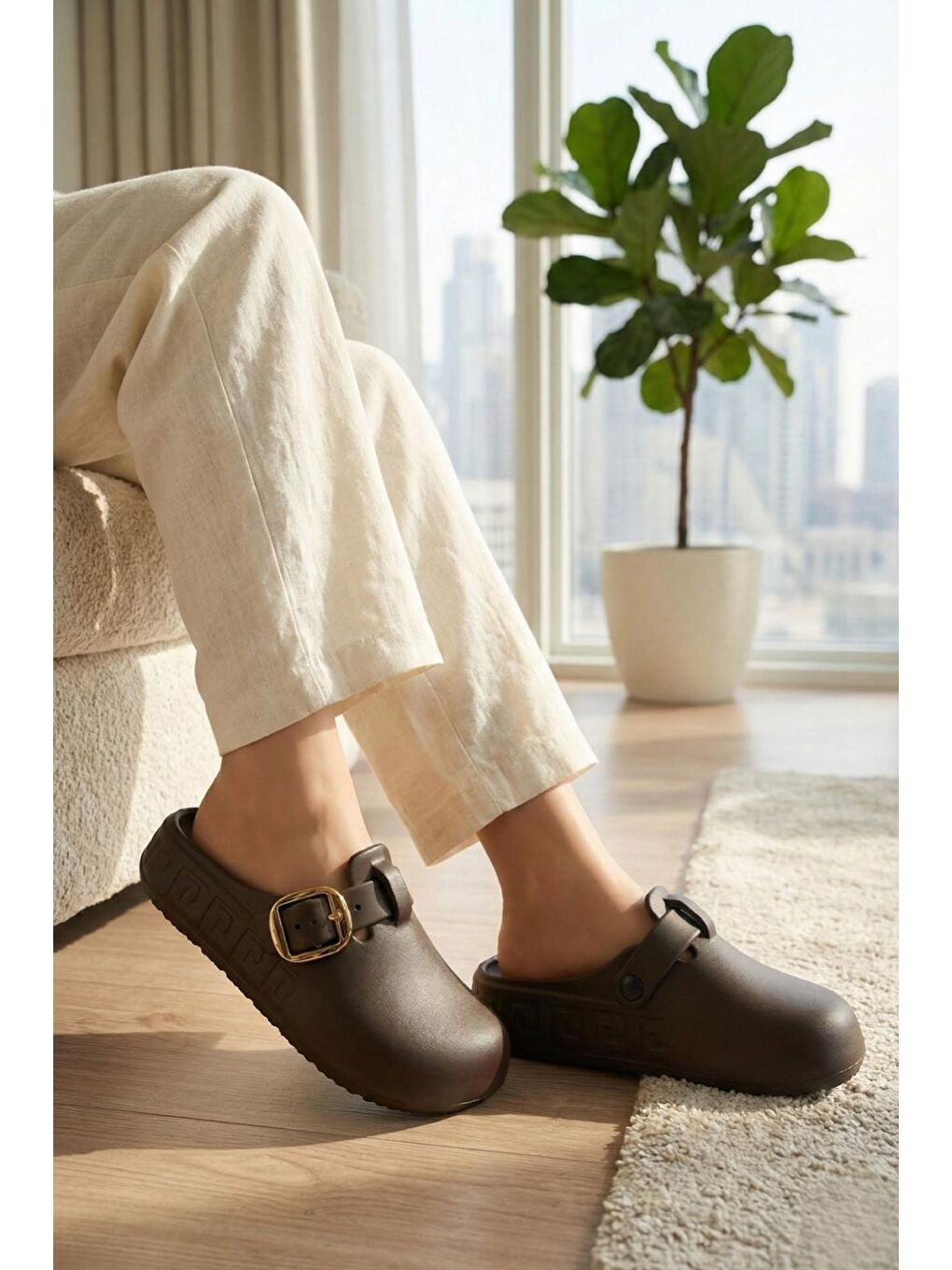 Kahverengi Lovi Kadın Gold Tokalı Geometrik Desenli Comfort Clog Kadın Terlik Lüks Tasarım-1