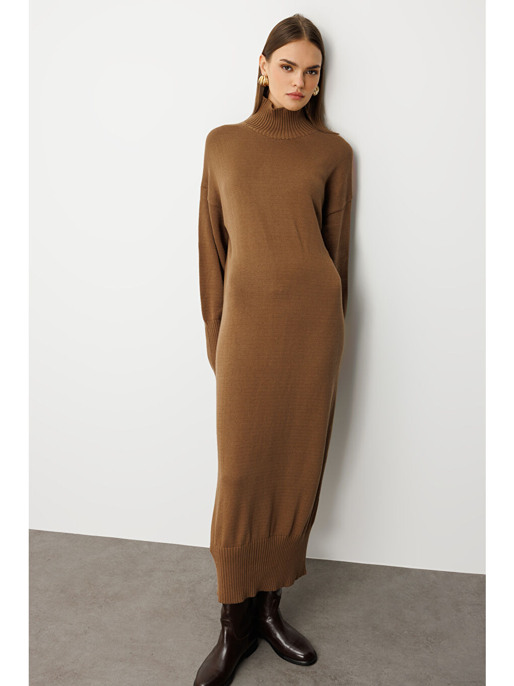 Kahverengi Kahve Oversize Dik Yaka Karamel Rengi Uzun Kalın Triko Elbise-5