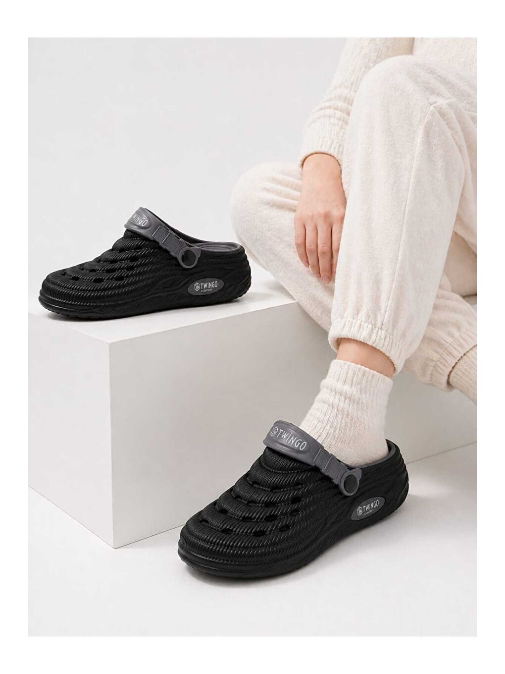 Siyah Unisex Yazlık Terlik – Nefes Alabilir, Yumuşak Tabanlı, Ayarlanabilir Arka Bantlı Sandalet-1