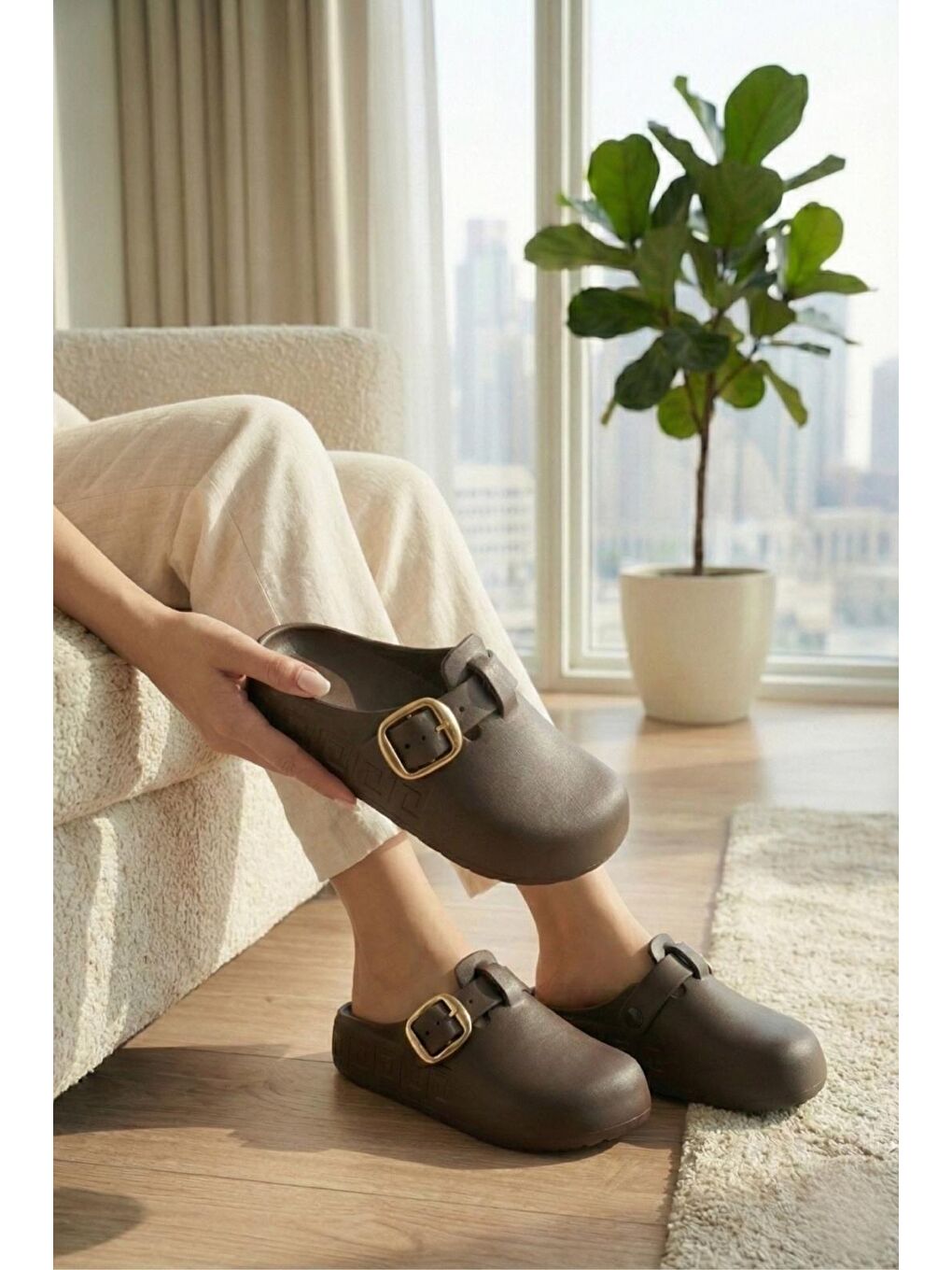 Kahverengi Lovi Kadın Gold Tokalı Geometrik Desenli Comfort Clog Kadın Terlik Lüks Tasarım-3