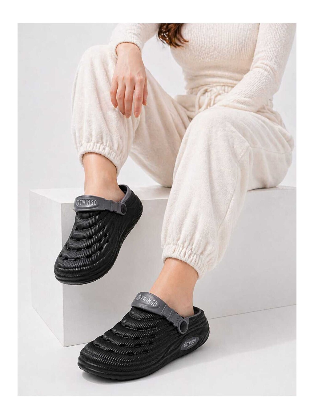 Siyah Unisex Yazlık Terlik – Nefes Alabilir, Yumuşak Tabanlı, Ayarlanabilir Arka Bantlı Sandalet-2