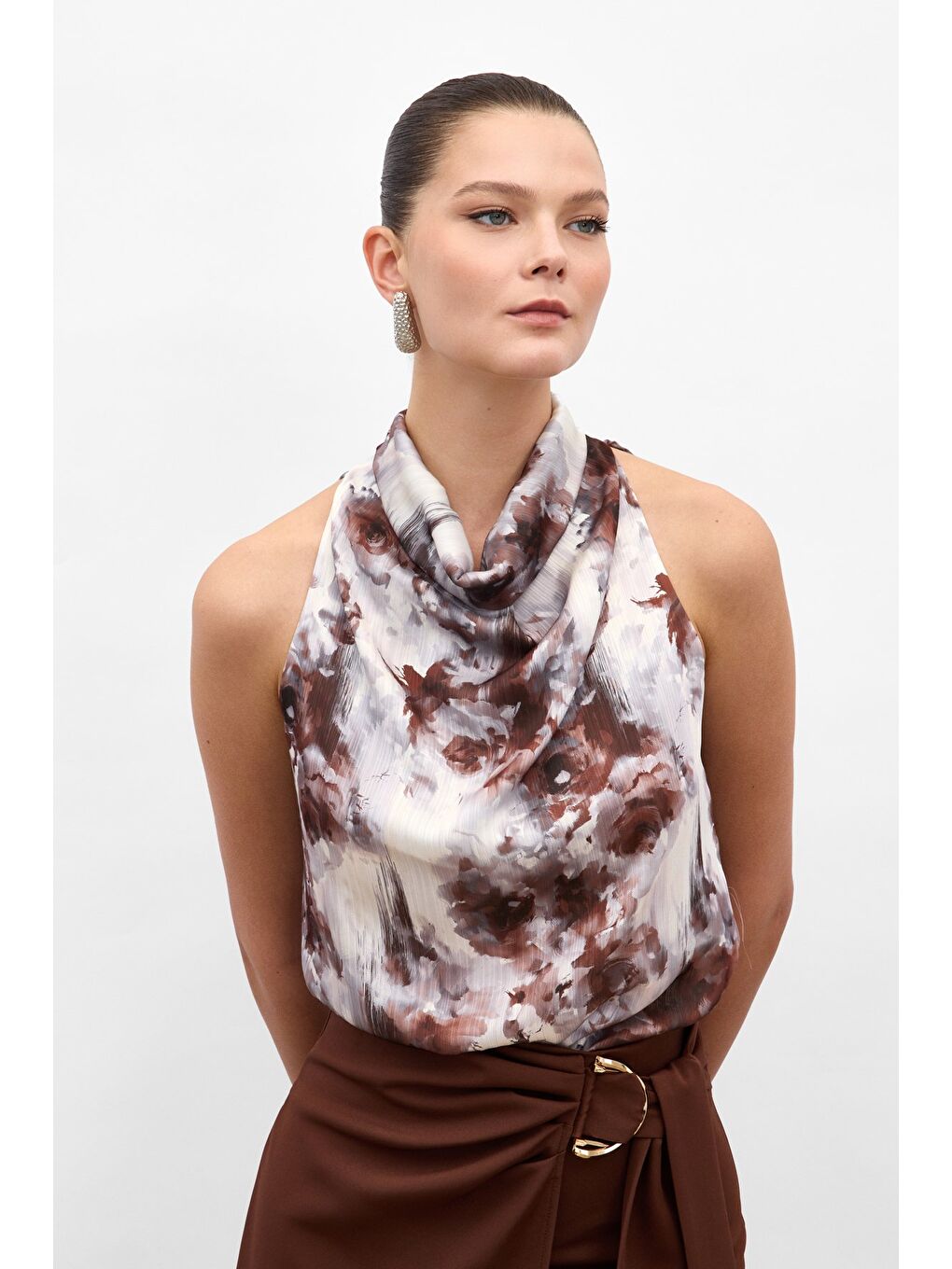 Kahverengi Drapeli Halter Yaka Desenli Bluz - Kahve-1