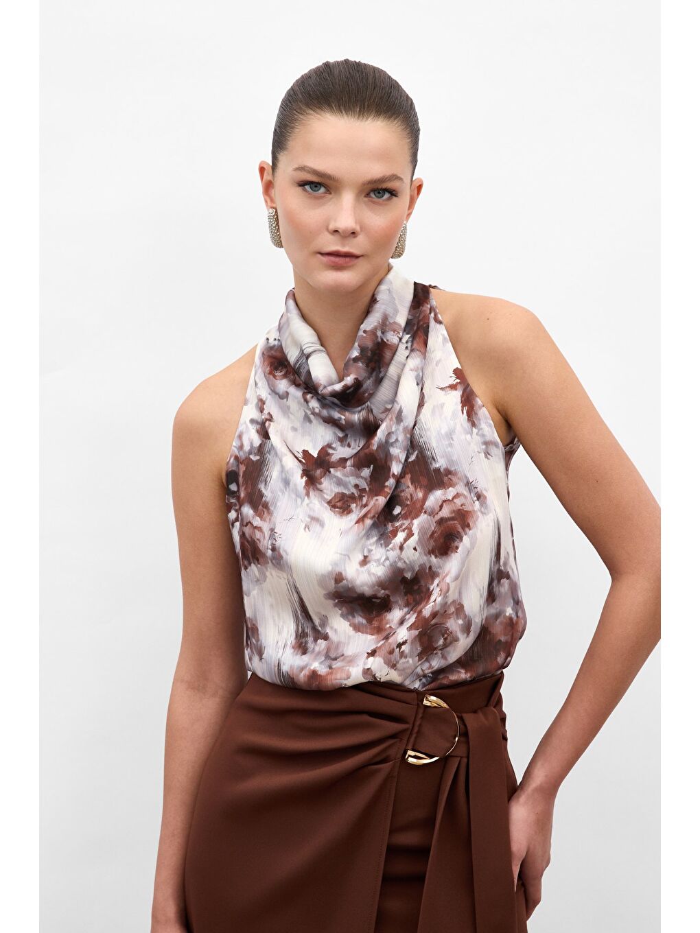 Kahverengi Drapeli Halter Yaka Desenli Bluz - Kahve-2