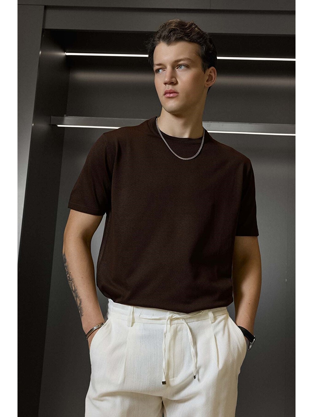 Erkek Slim Fit Triko Bisiklet Yaka Basic T-shirt Kahverengi-2