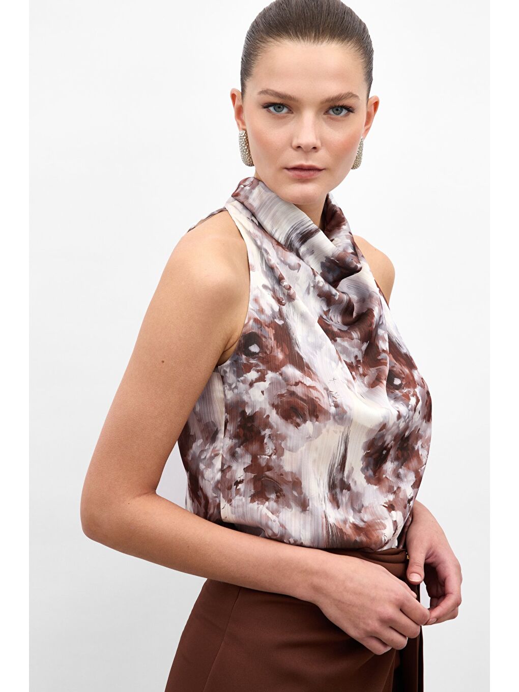 Kahverengi Drapeli Halter Yaka Desenli Bluz - Kahve-4