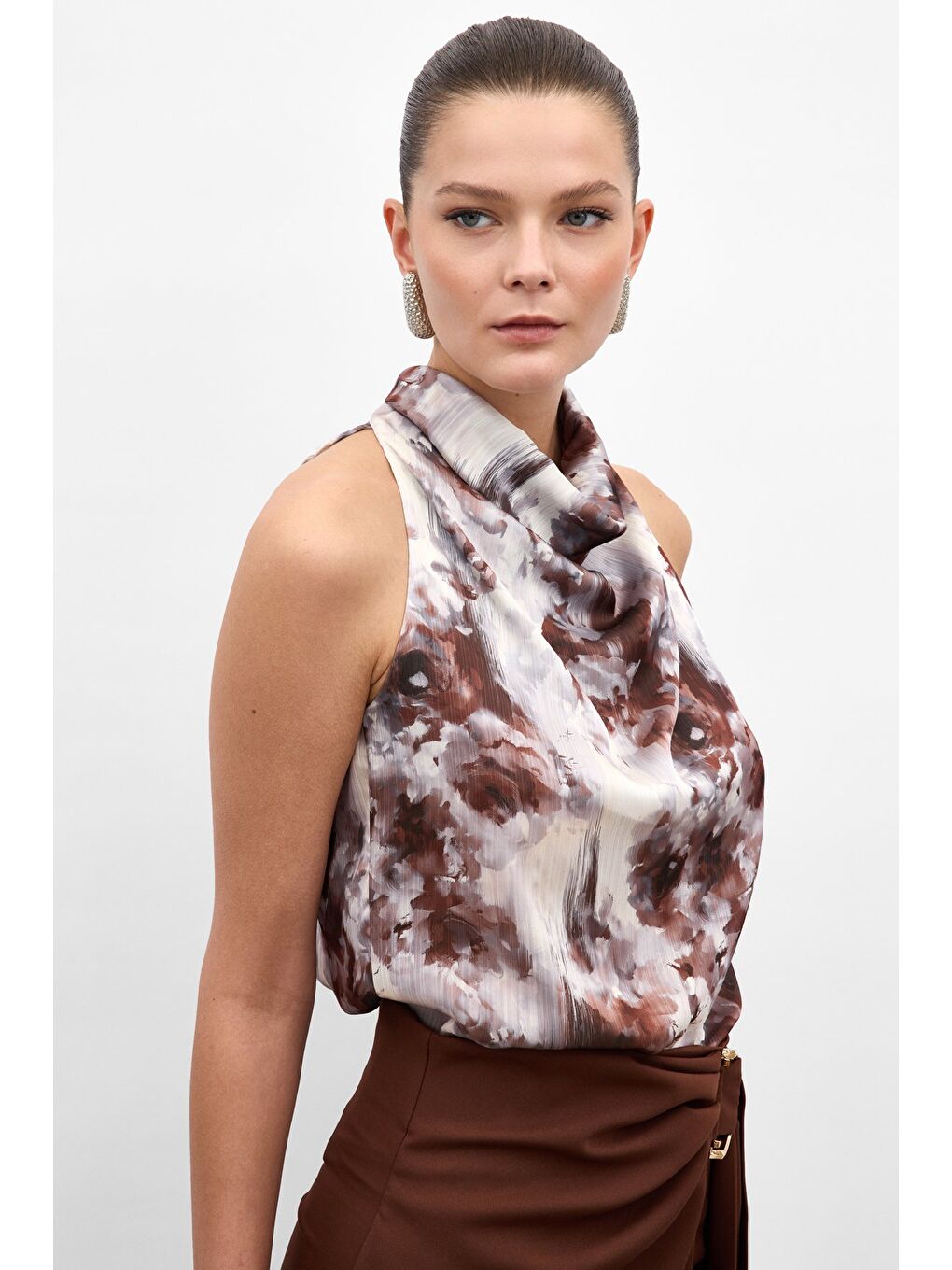 Kahverengi Drapeli Halter Yaka Desenli Bluz - Kahve-5