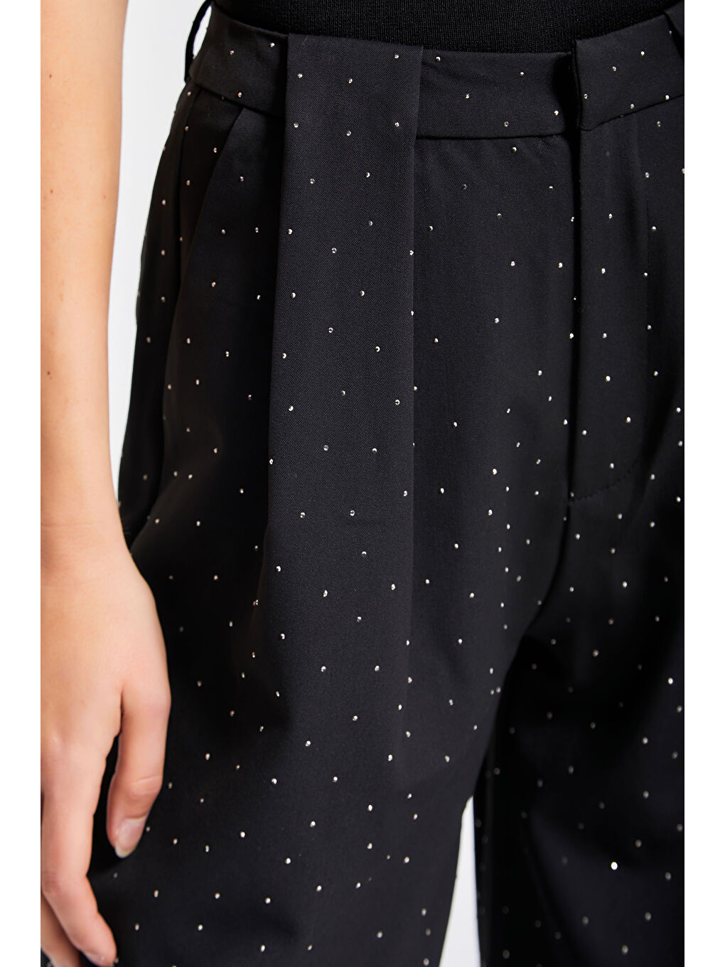 Kadın Siyah Renk Bol Kesim Önü Parlak Taşlı Özel Tasarım Pantolon-1