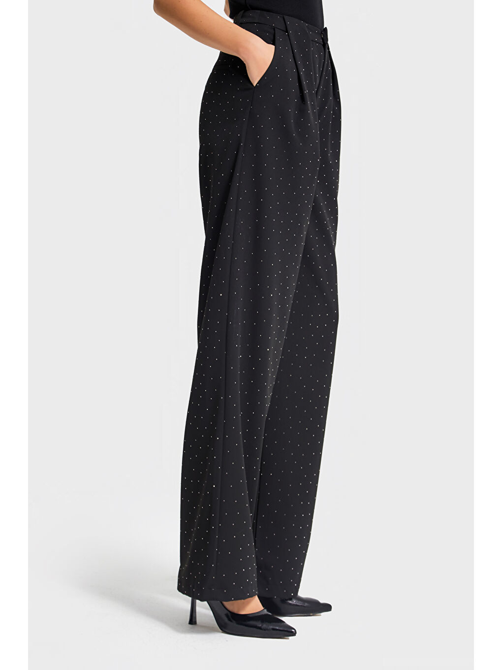 Kadın Siyah Renk Bol Kesim Önü Parlak Taşlı Özel Tasarım Pantolon-3