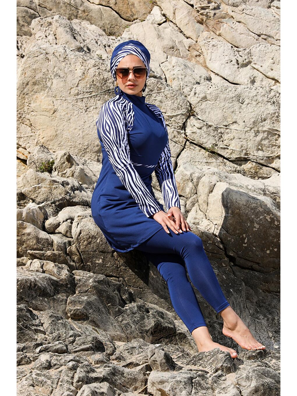 Lacivert Zebra Desenli Taytlı Kapalı Tesettür Mayo 2210-3