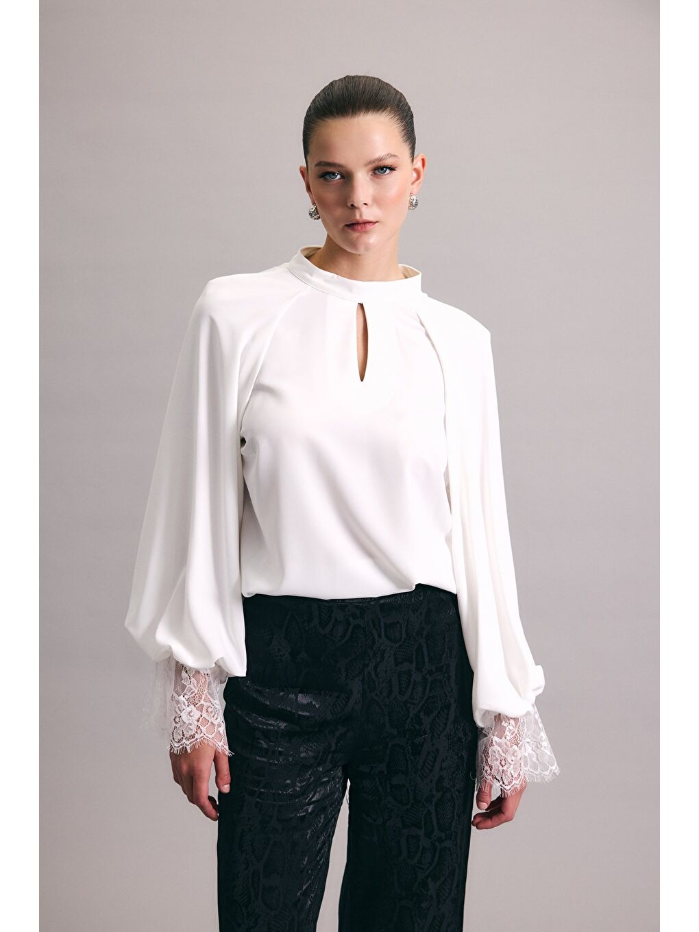 Dantel Detaylı Uzun Kollu Bluz - Ekru