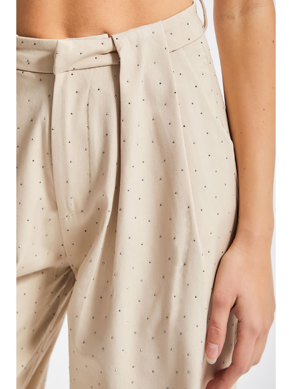 Kadın Bej Renk Bol Kesim Önü Parlak Taşlı Özel Tasarım Pantolon-1