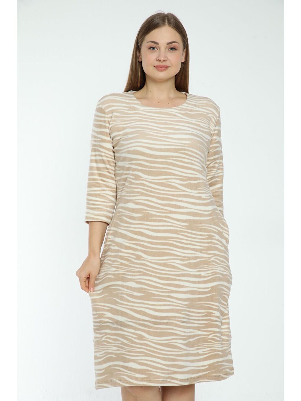 Bej Kadın Cepli Desenli Soft Polar Büyük Beden Elbise-3