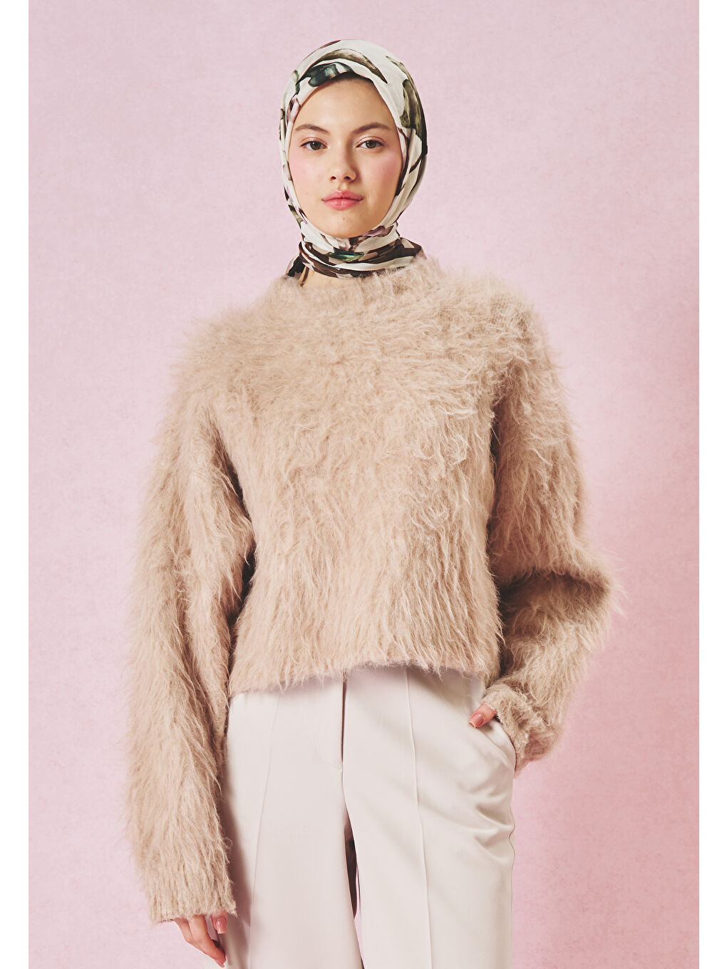 Kahverengi LOVE IN BLOOM DESEN FLOŞ VİSKON EŞARP BROWN-1