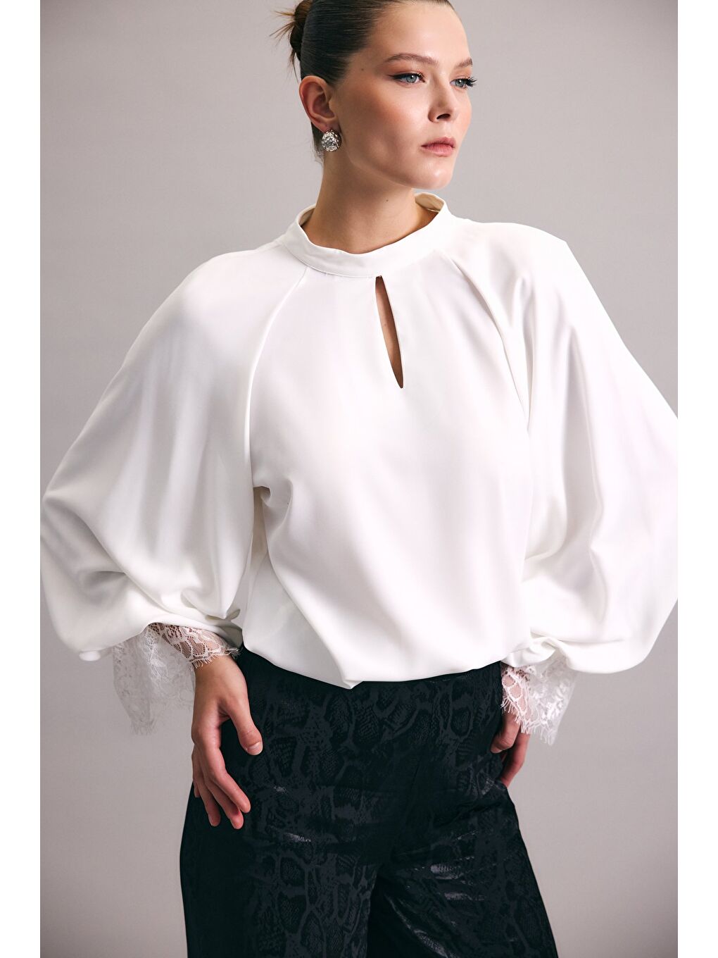 Dantel Detaylı Uzun Kollu Bluz - Ekru-3