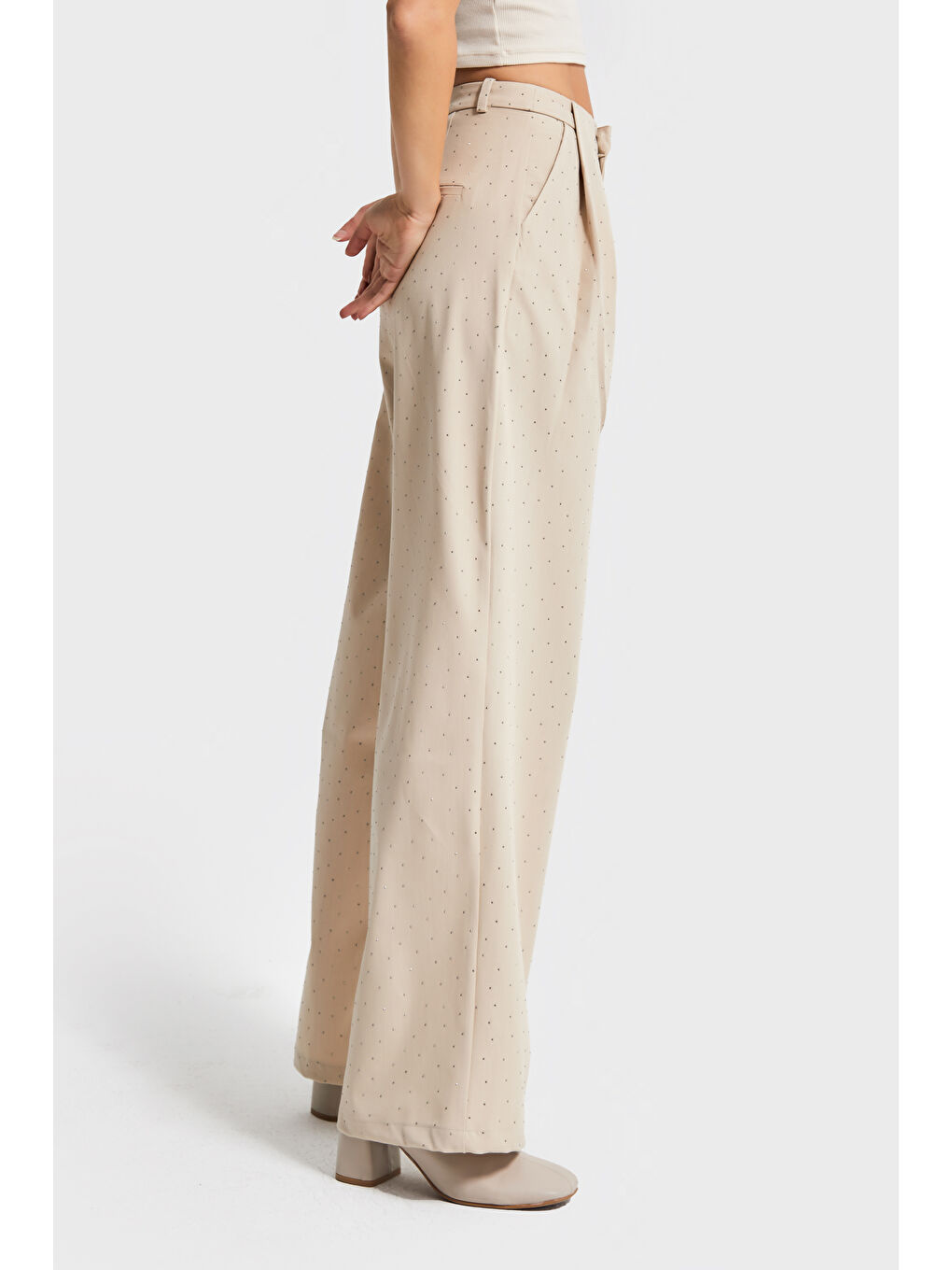 Kadın Bej Renk Bol Kesim Önü Parlak Taşlı Özel Tasarım Pantolon-3