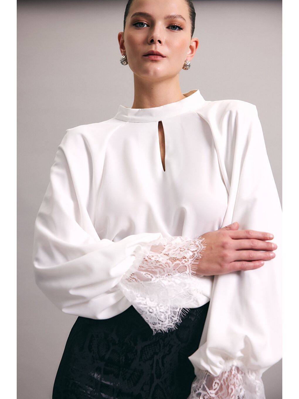 Dantel Detaylı Uzun Kollu Bluz - Ekru-4