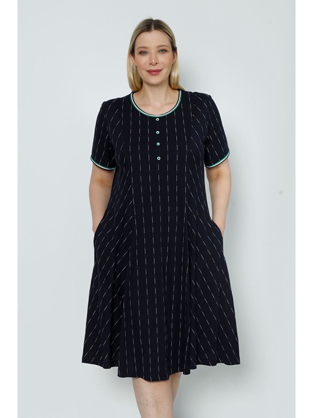 Kadın Lacivert Desenli Düğmeli Cepli Biyeli Büyük Beden Kısa Kollu Pamuklu Elbise