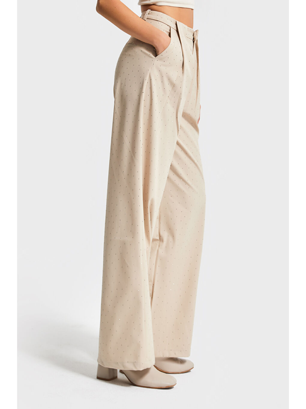 Kadın Bej Renk Bol Kesim Önü Parlak Taşlı Özel Tasarım Pantolon-4