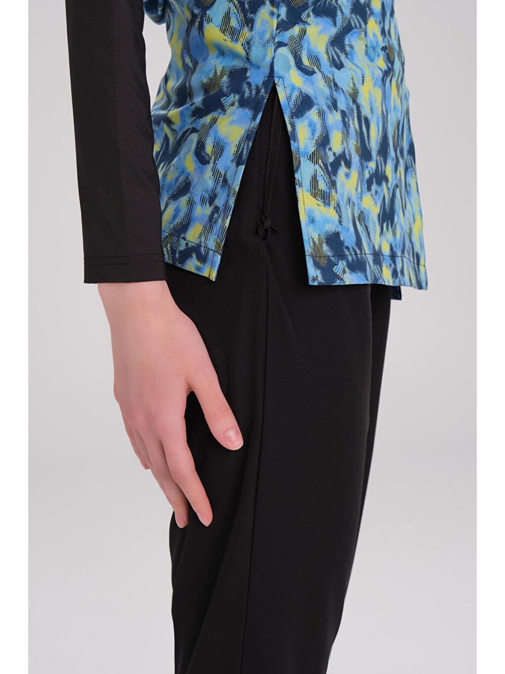 Desenli Siyah Esnek Dokuma 6 Parça Tam Tesettür Mayo Takımı 3090-4