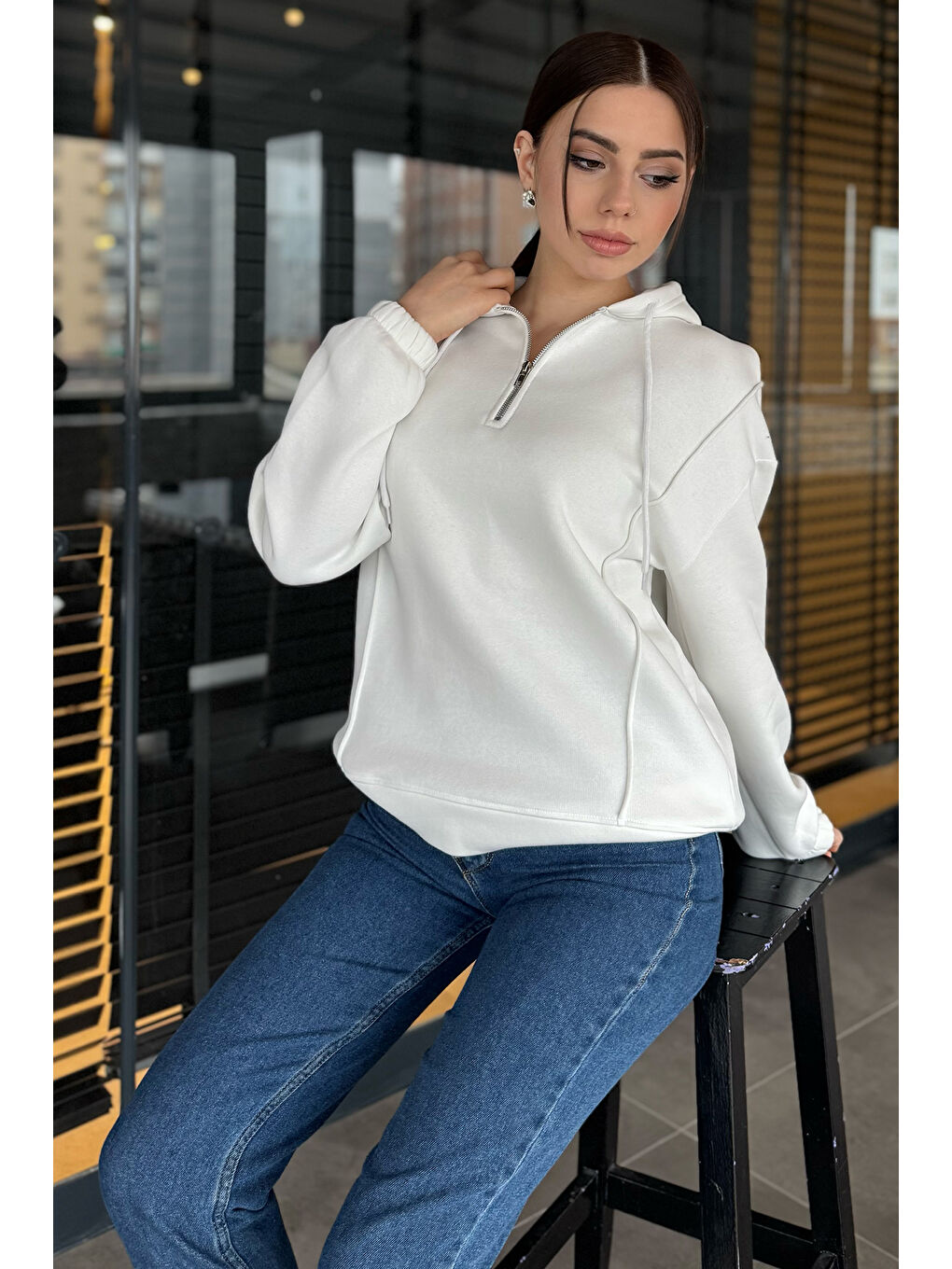 Beyaz Yarım Fermuarlı Üç İplik Şardonlu Kadın Sweatshirt-1