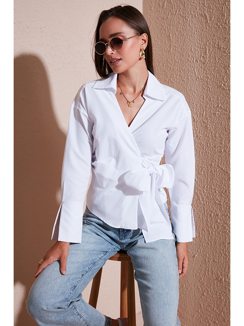 Beyaz Pamuklu Regular Fit Uzun Kollu Bağlama Detaylı Gömlek 65200538