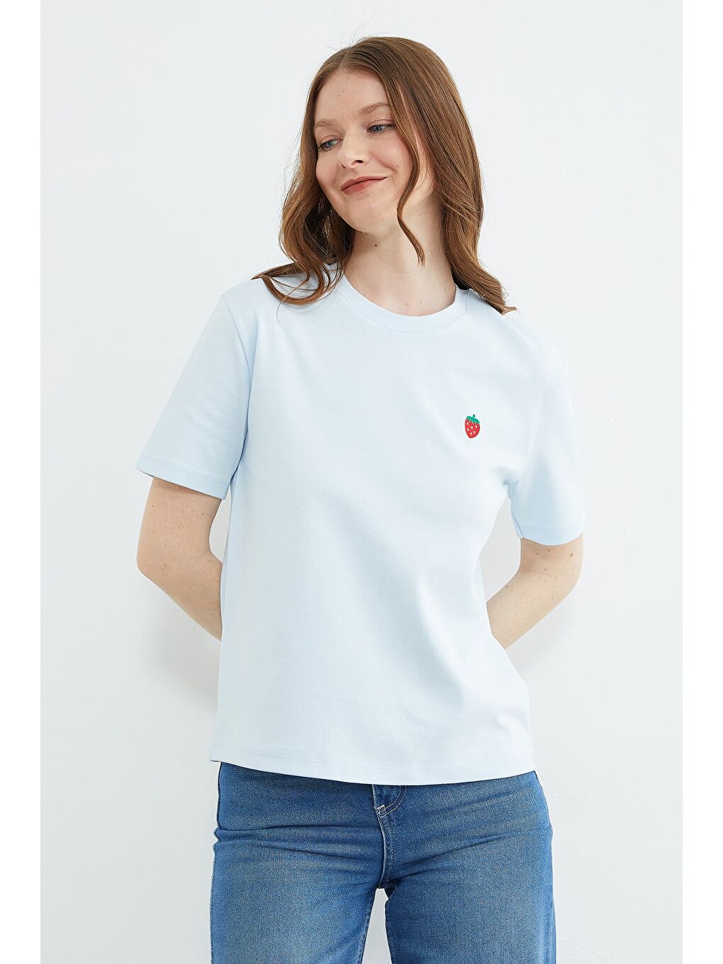 Mavi Çilek Nakışlı Bisiklet Yaka Tişört-3