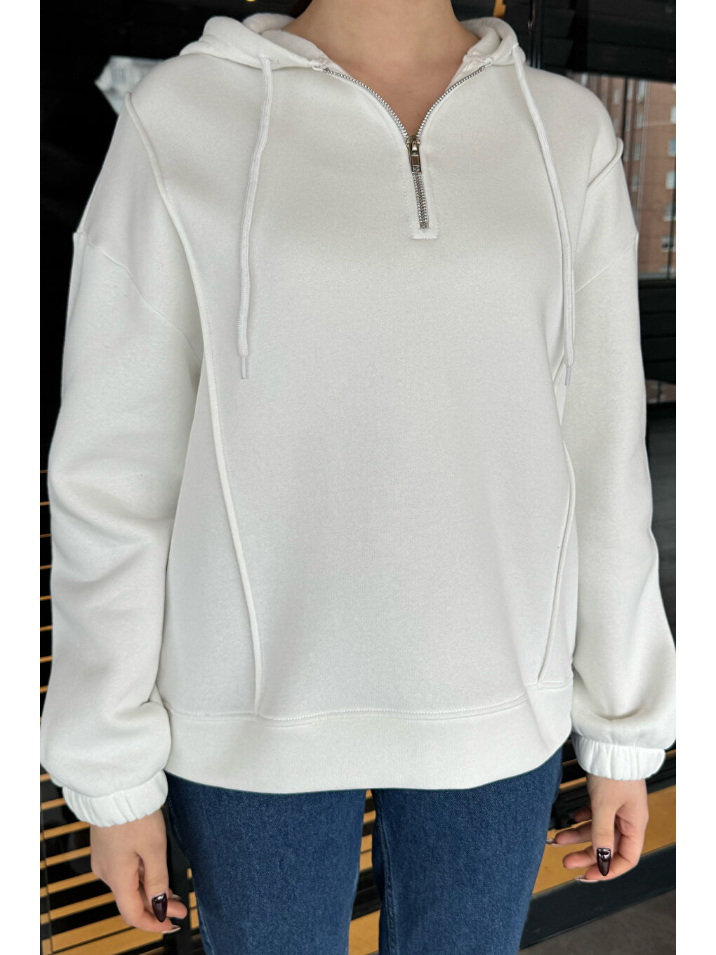 Beyaz Yarım Fermuarlı Üç İplik Şardonlu Kadın Sweatshirt-2