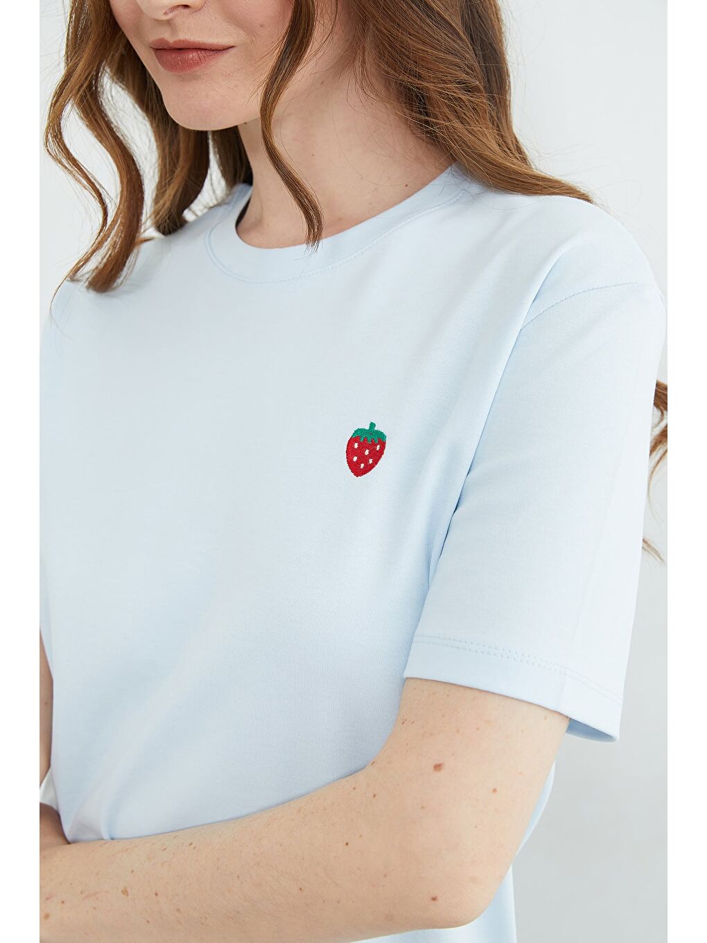 Mavi Çilek Nakışlı Bisiklet Yaka Tişört-4