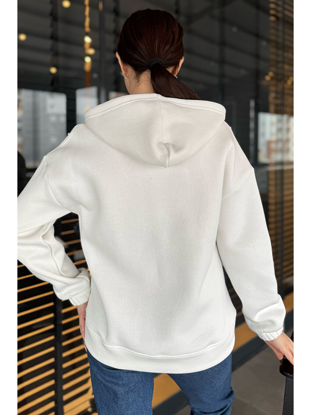 Beyaz Yarım Fermuarlı Üç İplik Şardonlu Kadın Sweatshirt-3