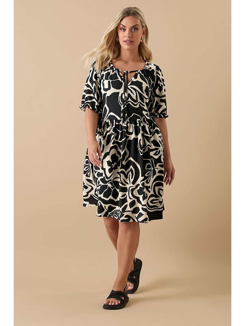 Bej Büyük Beden Yakası Büzgülü Kısa Kollu Beli Lastikli Midi Elbise 304140