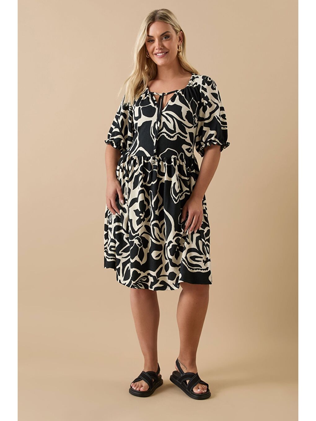 Bej Büyük Beden Yakası Büzgülü Kısa Kollu Beli Lastikli Midi Elbise 304140-1