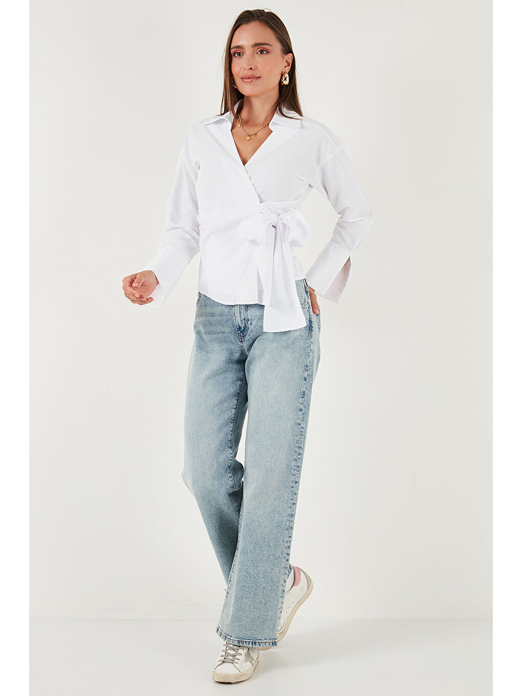 Beyaz Pamuklu Regular Fit Uzun Kollu Bağlama Detaylı Gömlek 65200538-1