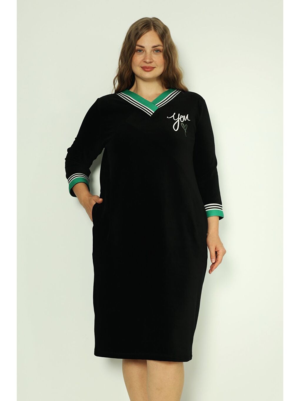 Siyah Kadın Lacivert Büyük Beden Truvakar Kollu Pamuklu Kadife Taş Ve Baskılı Yeşil Yaka Detaylı Elbise