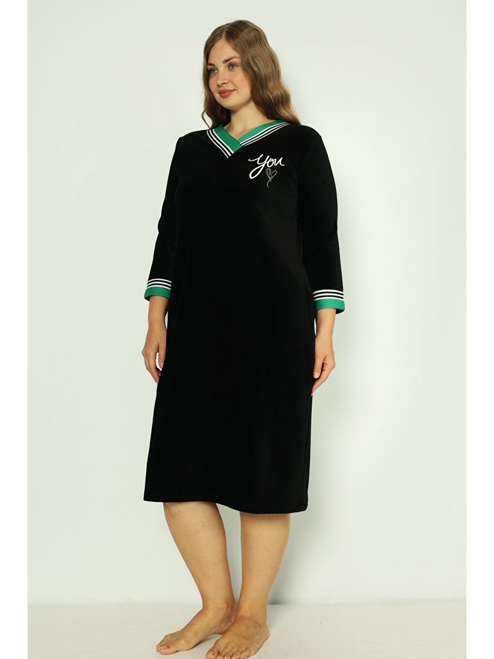 Siyah Kadın Lacivert Büyük Beden Truvakar Kollu Pamuklu Kadife Taş Ve Baskılı Yeşil Yaka Detaylı Elbise-1