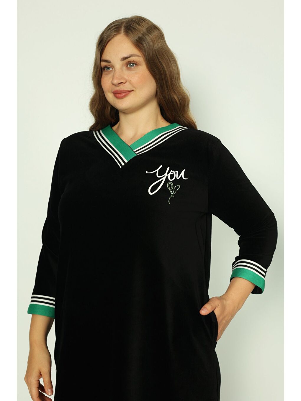 Siyah Kadın Lacivert Büyük Beden Truvakar Kollu Pamuklu Kadife Taş Ve Baskılı Yeşil Yaka Detaylı Elbise-2